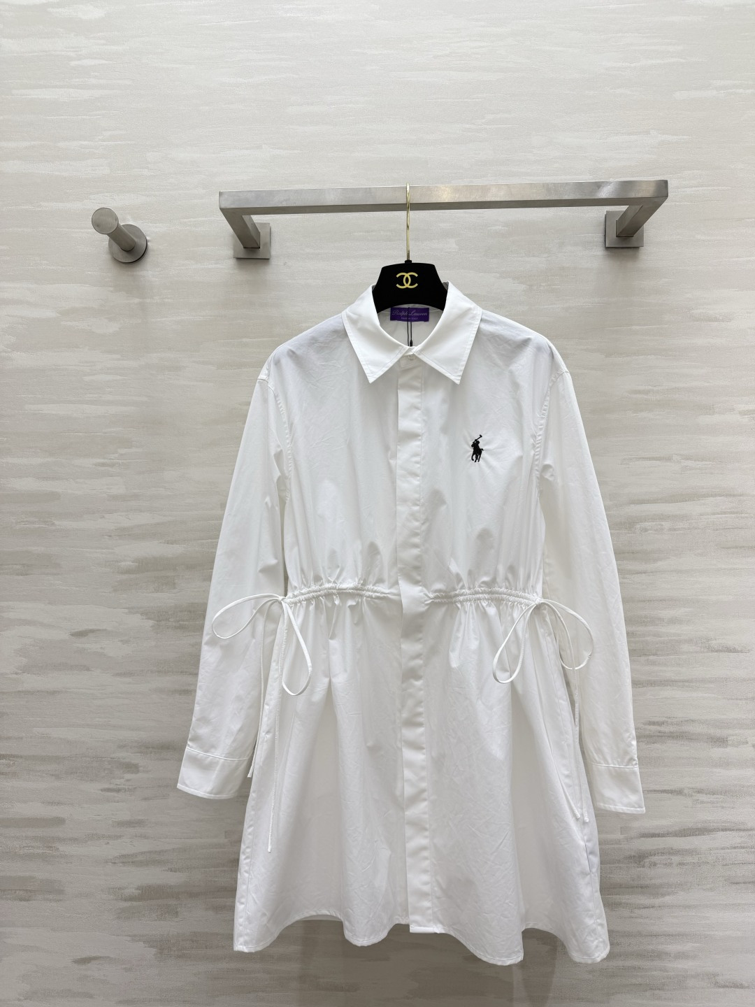 NO:951281,Ralph Laure early autumn treasure shirt dress｜Two colors in stock Classic pony embroidery｜Drawstring waist Loose version friendly to all body shapes Refreshing white｜khaki high-end Suitable for daily commuting and casual outings A piece with a high wear rate Recommended to keep for yourself High-quality customization Available in stock first size S/M/L (S size shoulder width 44, bust 100, length 80), women's clothing, loro  piana,skirts,shirts,19860909Ralph Laure早秋宝藏衬衫裙｜两色现货 经典小马刺绣｜腰部抽绳收腰 版型宽松藏肉 对各种身形友好 白色清爽｜卡其高级 日常通勤、休闲出游都适配 实穿率超高的一件 推荐自留 高品质定制 现货首发sizeS/M/L（s码肩宽44,胸围100,衣长80）,女装,loro piana,skirts,shirts,,Women's clothing