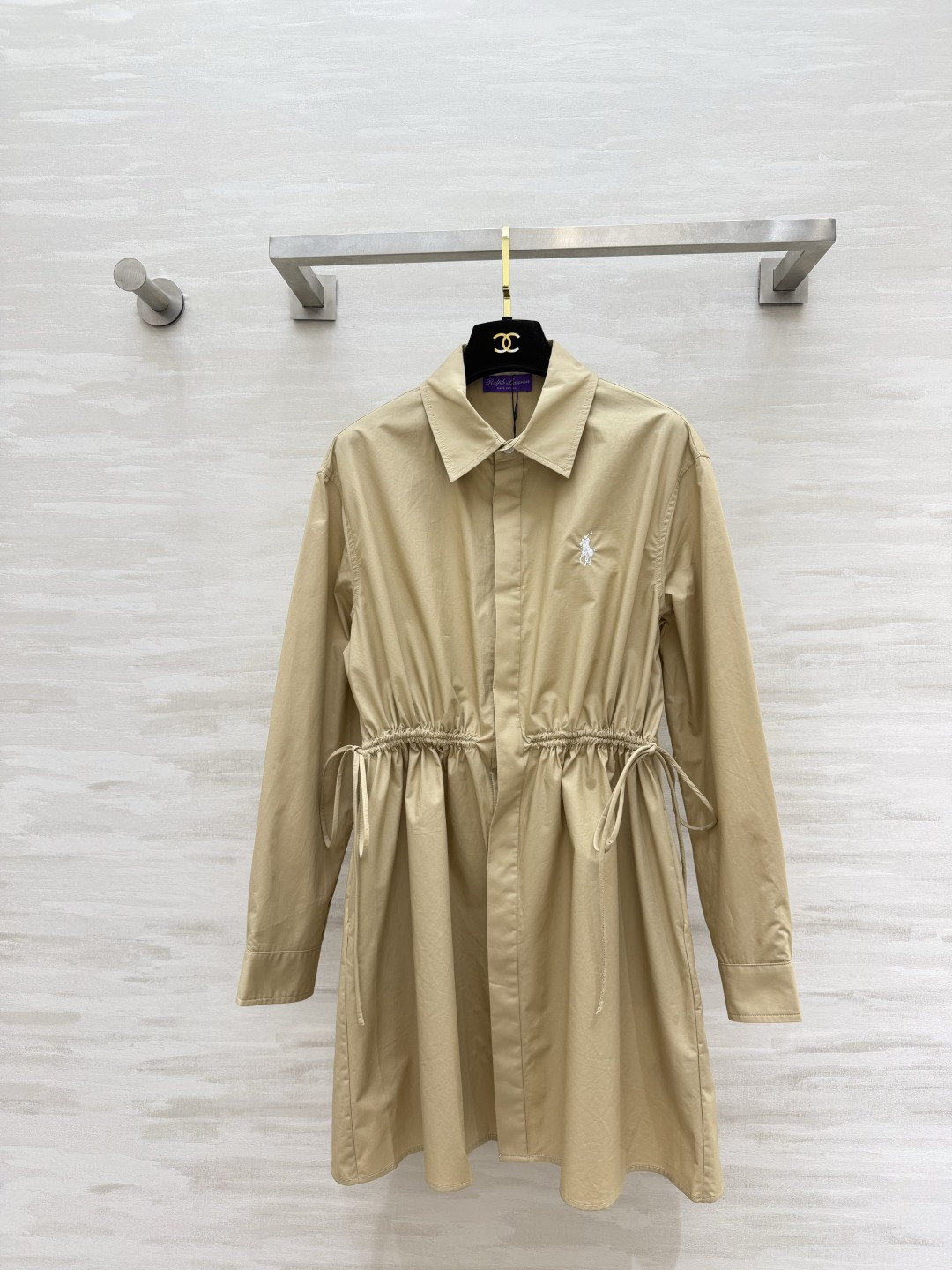 NO:951303,Ralph Laure early autumn treasure shirt dress｜Two colors in stock Classic pony embroidery｜Drawstring waist Loose version friendly to all body shapes Refreshing white｜khaki high-end Suitable for daily commuting and casual outings A piece with a high wear rate Recommended to keep for yourself High-quality customization Available in stock first size S/M/L (S size shoulder width 44, bust 100, length 80), women's clothing, loro  piana,skirts,shirts,19860909Ralph Laure早秋宝藏衬衫裙｜两色现货 经典小马刺绣｜腰部抽绳收腰 版型宽松藏肉 对各种身形友好 白色清爽｜卡其高级 日常通勤、休闲出游都适配 实穿率超高的一件 推荐自留 高品质定制 现货首发sizeS/M/L（s码肩宽44,胸围100,衣长80）,女装,loro piana,skirts,shirts,,Women's clothing