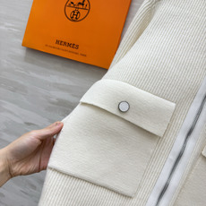 ▫Hermès翻领拉链针织短外套 ▫重磅坑条针织,厚实有质感 ▫金属拉链+贴袋纽扣,细节考究 ▫短款合身剪裁,优化身材比 ▫Hermès翻领拉链针织短外套 ▫重磅坑条针织,厚实有质感 ▫金属拉链+贴袋纽扣,细节考究 ▫短款合身剪裁,优化身材比