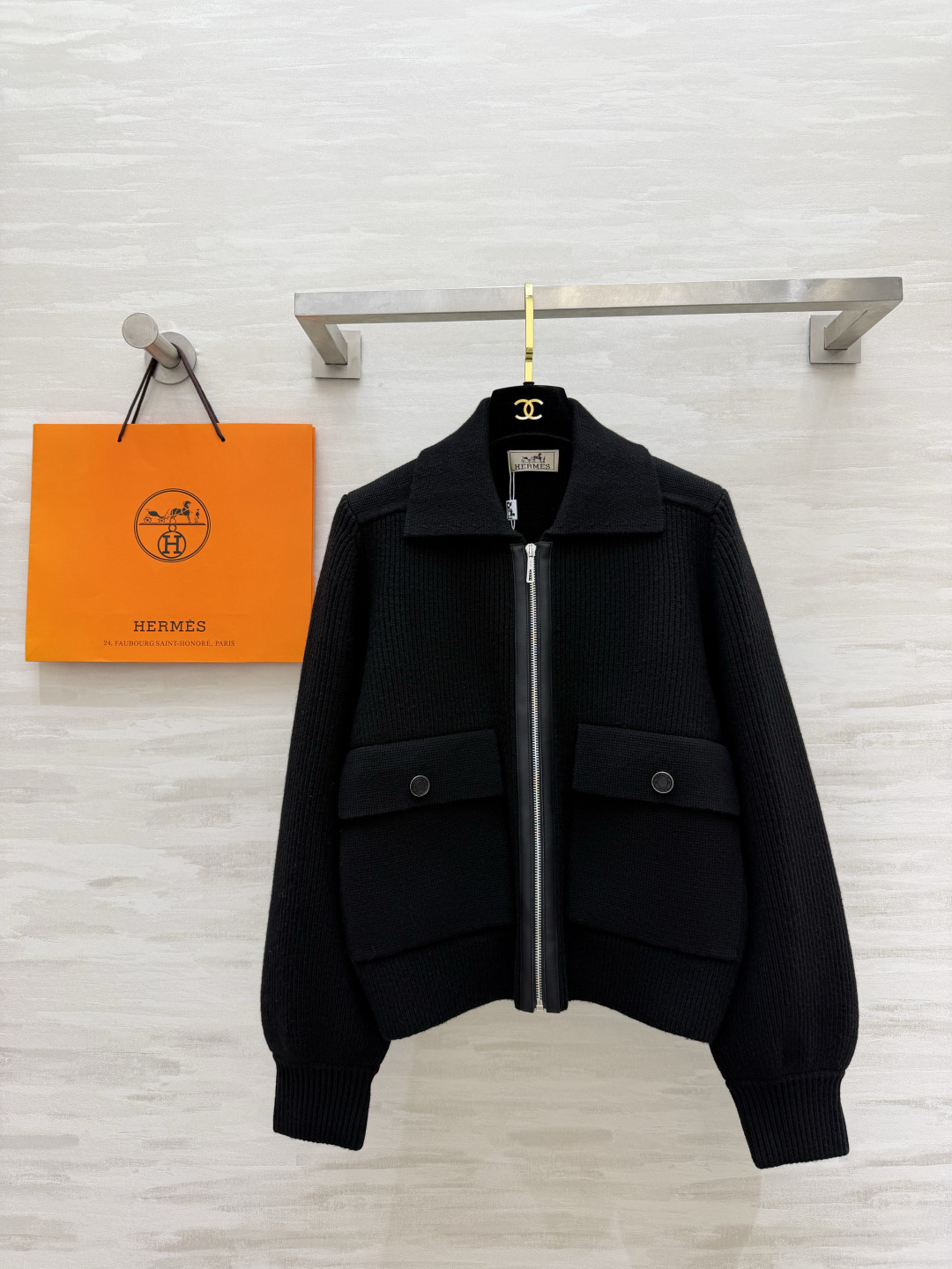 NO:951246,Hermès lapel zipper knitted short jacket. Heavy pit knit, thick and textured. Metal zipper + patch pocket button, exquisite details. Short fit tailoring, optimized body proportions. Off-white/black two colors, versatile for commuting and leisure!  High-quality customization, available in stock first size S/M/L (S size shoulder width 36, bust 96, length 51), Hermès-clothing, hermes, hermes, jackets & coats,19860909Hermès翻领拉链针织短外套 重磅坑条针织,厚实有质感 金属拉链+贴袋纽扣,细节考究 短款合身剪裁,优化身材比例 米白/黑色两色,通勤休闲百搭款！高品质定制 现货首发sizeS/M/L（s码肩宽36,胸围96,衣长51）,爱马仕-服装,hermes,hermes,jackets & coats,,Women's clothing