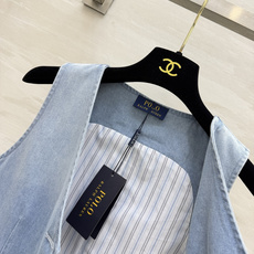 Ralph Lauren²⁶复古牛仔马甲|早秋叠穿神器 浅水洗牛仔色调柔和高级 V领版型修饰脖颈线条 单排扣收腰剪裁 优 Ralph Lauren²⁶复古牛仔马甲|早秋叠穿神器 浅水洗牛仔色调柔和高级 V领版型修饰脖颈线条 单排扣收腰剪裁 优