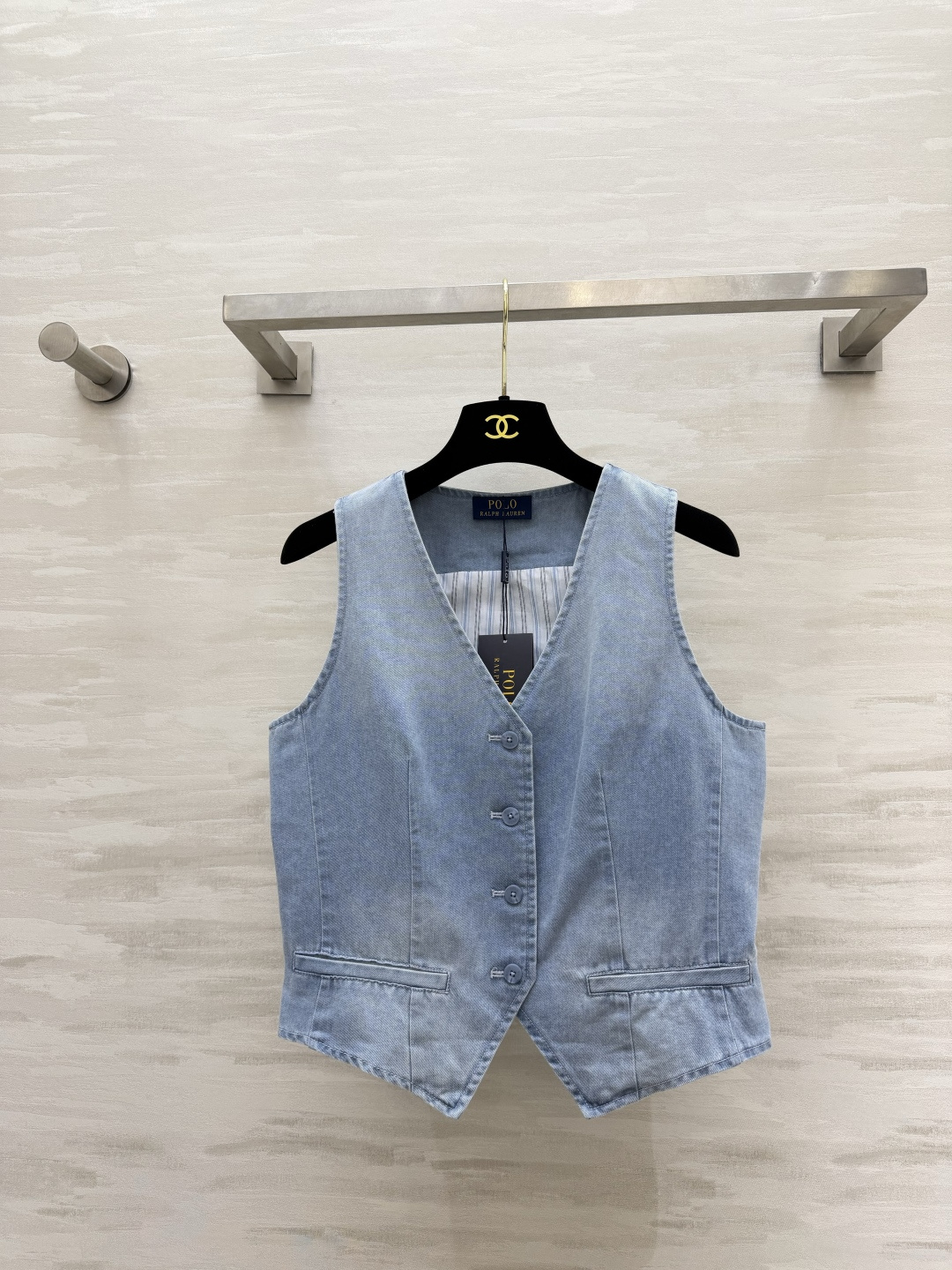 NO:951264,Ralph Lauren retro denim vest｜A great item for early autumn layering. Light washed denim with soft tones and high-end V-neck style to modify the neck line. Single-breasted waist cut to optimize body proportions. Striped lining inside. Full of details. Casual and classy. It goes well with shirts and long-sleeved T-shirts!  Atmospheric layering item, a must-have for your wardrobe. High-quality customization. Available now. Size S/M/L (S size bust 88, length 46), women's clothing, loro piana, shirts, tees, t-shirt,19860909Ralph Lauren复古牛仔马甲｜早秋叠穿神器 浅水洗牛仔色调柔和高级 V领版型修饰脖颈线条 单排扣收腰剪裁 优化身材比例 内里条纹内衬 细节满满 随性又有腔调 搭配衬衫、长袖T恤都出彩！氛围感叠穿单品 衣橱刚需款 高品质定制 现货首发sizeS/M/L（s码胸围88,衣长46）,女装,loro piana,shirts,tees，t-shirt,,Women's clothing