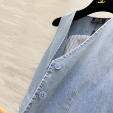 Ralph Lauren²⁶复古牛仔马甲|早秋叠穿神器 浅水洗牛仔色调柔和高级 V领版型修饰脖颈线条 单排扣收腰剪裁 优 Ralph Lauren²⁶复古牛仔马甲|早秋叠穿神器 浅水洗牛仔色调柔和高级 V领版型修饰脖颈线条 单排扣收腰剪裁 优