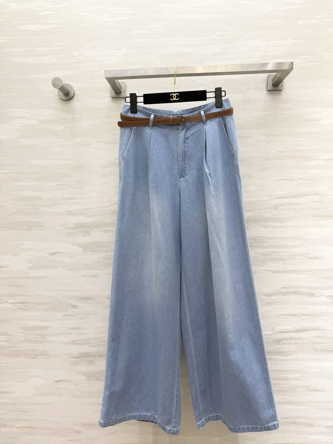 NO:951285,Ralph Lauren's popular early autumn Tencel denim wide-leg pants. Gentle light wash blue | Comes with retro belt. High-waisted pleated version. Slimming and hidden crotch drape online. The upper body is neat and does not look bloated. It can be worn with various tops and vests!  Suitable for daily commuting and leisure!  High-quality customization, available in stock first size S/M/L (S size waist 66, hip 106, pants length 104), women's clothing, loro piana,19860909Ralph Lauren早秋爆款 天丝牛仔阔腿裤 温柔浅水洗蓝色｜附赠复古腰带 高腰打褶版型 显瘦藏胯垂感在线 上身利落不显臃肿 各种上衣、马甲随便搭！日常通勤休闲都合适！高品质定制 现货首发sizeS/M/L（s码腰围66,臀围106,裤长104）,女装,loro piana,,Women's clothing