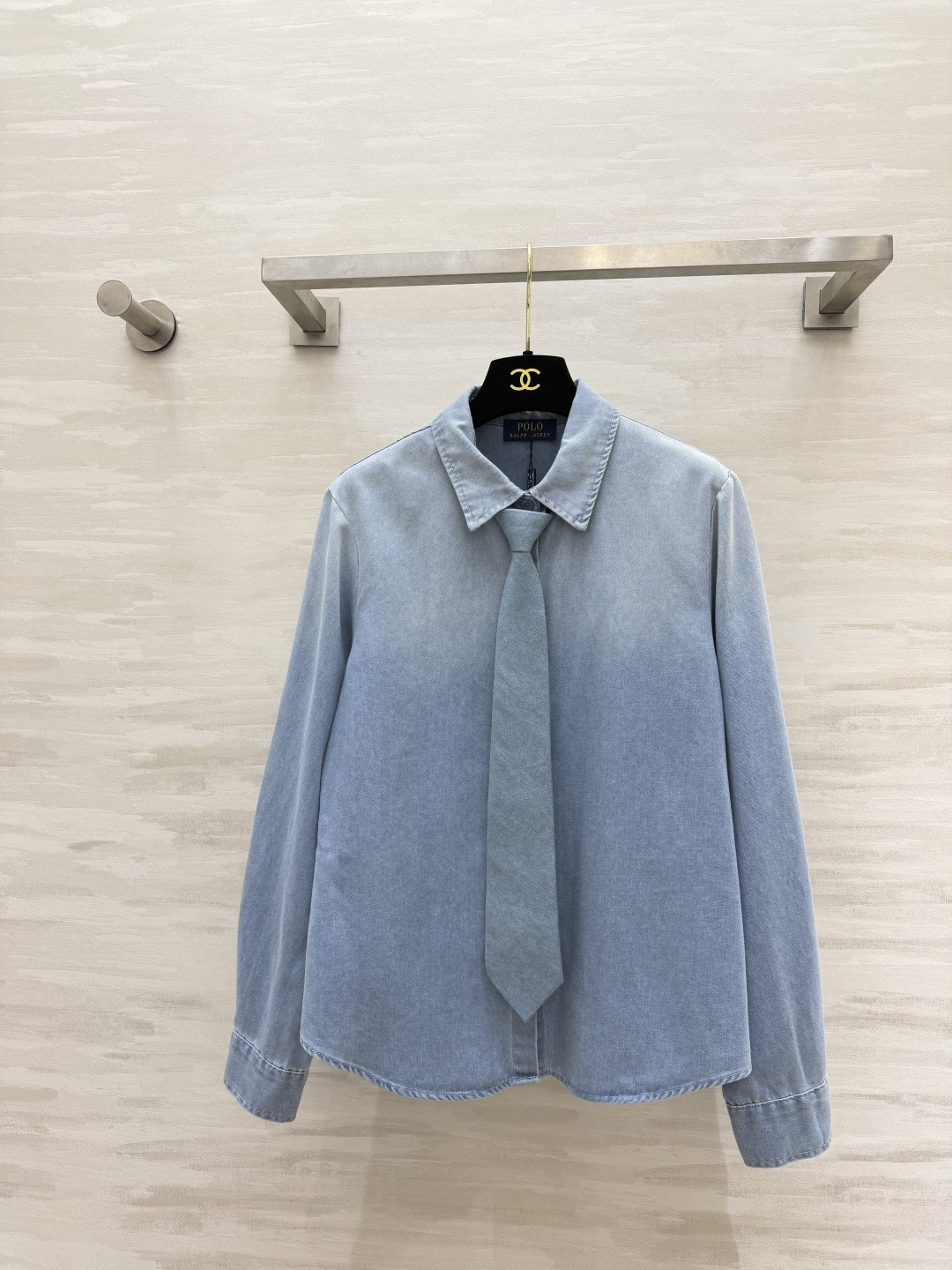 NO:951307,Ralph Lauren early autumn retro denim shirt｜With tie of the same color, light-washed denim fabric, soft texture, three-dimensional tailoring, taller, loose shoulders, not flattering on the figure, bring a complete set of your own tie when going out, have a good preppy style, look good alone or layered, paired with a denim vest and wide-leg pants to complete the set!  High-quality customization, available in stock first size S/M/L (S size shoulder width 38, bust 92, length 59), women's clothing, loro piana, shirts, ties,19860909Ralph Lauren早秋复古牛仔衬衫｜带同色系领带浅水洗牛仔面料 质感柔和 立体剪裁版型显高 落肩宽松不挑身材 自带领带一整套出门 学院风拿捏 单穿叠穿都好看 搭配牛仔马甲、阔腿裤成套超绝！高品质定制 现货首发sizeS/M/L（s码肩宽38,胸围92,衣长59）,女装,loro piana,shirts,ties,,Women's clothing