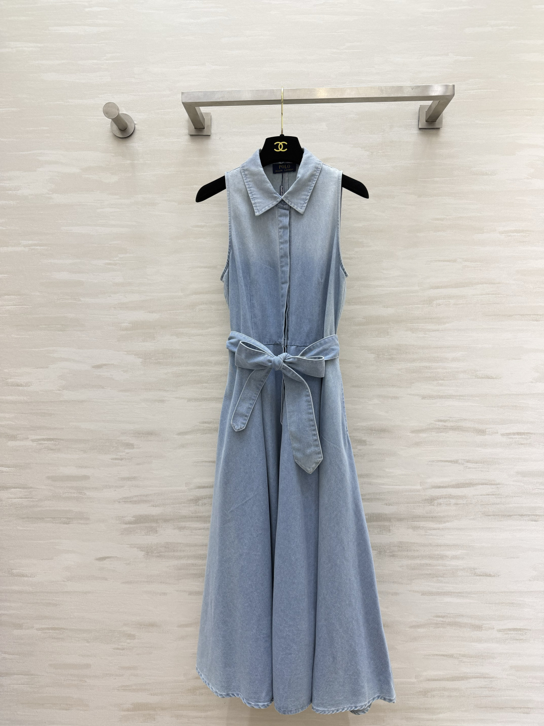 NO:951328,Ralph Lauren's urgently needed denim vest dress for early autumn. Light-wash soft denim fabric. Lapel design | Comes with a waist-cinching bow belt. Large waist-cinching skirt. Makes you look slimmer and taller. Looks great when worn alone. Pair it with a vest jacket to double the atmosphere. Suitable for commuting and outings. The upper body is gentle and elegant!  High-quality customization, available in stock first size S/M/L (S size bust 80, skirt length 117), women's clothing, loro piana, skirts, jackets & coats,19860909Ralph Lauren早秋刚需 牛仔背心连衣裙 浅水洗柔和牛仔面料 翻领设计｜自带束腰蝴蝶结腰带 收腰大裙摆 显瘦显高挑 单穿好看 外搭马甲外套氛围感翻倍 通勤出游都适配 上身温柔又大气！高品质定制 现货首发sizeS/M/L（s码胸围80,裙长117）,女装,loro piana,skirts,jackets & coats,,Women's clothing