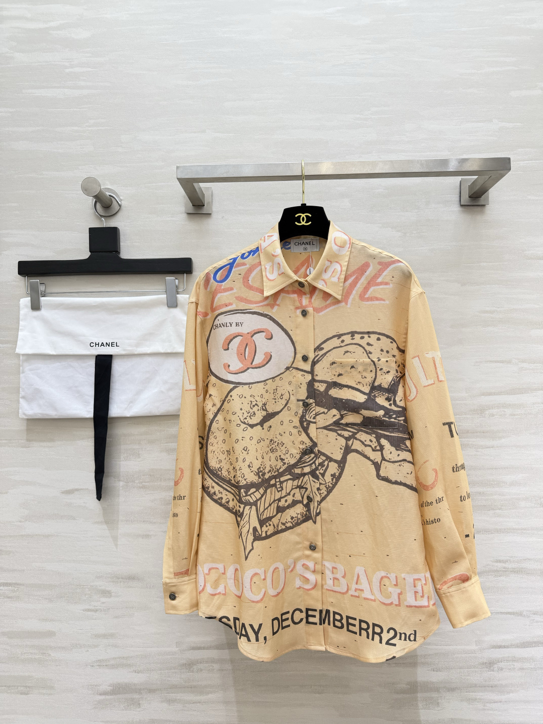 NO:951352,Chane graffiti print long-sleeved shirt Gentle light yellow background Retro poster-style all-over print pattern Graffiti with double C logo Full of street relaxation Light and breathable linen fabric Comfortable drape Classic lapel Loose shoulder wide version Casual oversize length Can be worn alone or as a sun protection cardigan Sweet and cool at the same time Breaking the traditional sense of elegance Excellent casual wear item High-quality customization  Available now, size 36/38/40/42 (size 36, shoulder width 49, bust 92, sleeve length 54, dress length 72), Chanel-clothing, chanel, chanel, versace, shirts,19860909Chane涂鸦印花长袖衬衫 温柔浅黄底色 复古海报风满印图案 涂鸦搭配字母双C标识 街头松弛感拉满 轻薄透气亚麻面料 垂感舒适 经典翻领 宽松落肩阔版版型 随性oversize长度 可单穿可当防晒开衫 甜酷兼具 打破传统优雅感 休闲穿搭出彩单品 高品质定制 现货首发size36/38/40/42（36码肩宽49,胸围92,袖长54,衣长72）,香奈儿-服装,chanel,chanel,versace,shirts,,Women's clothing