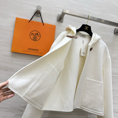 Hermès²⁶连帽短款羊毛大衣|黑白两色 极简连帽短款双面羊毛 利落短版型 上身优化身材比例 领口经典皮扣搭袢设计 复 Hermès²⁶连帽短款羊毛大衣|黑白两色 极简连帽短款双面羊毛 利落短版型 上身优化身材比例 领口经典皮扣搭袢设计 复