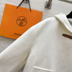 Hermès²⁶连帽短款羊毛大衣|黑白两色 极简连帽短款双面羊毛 利落短版型 上身优化身材比例 领口经典皮扣搭袢设计 复 Hermès²⁶连帽短款羊毛大衣|黑白两色 极简连帽短款双面羊毛 利落短版型 上身优化身材比例 领口经典皮扣搭袢设计 复