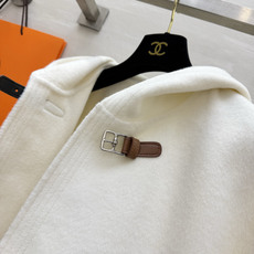 Hermès²⁶连帽短款羊毛大衣|黑白两色 极简连帽短款双面羊毛 利落短版型 上身优化身材比例 领口经典皮扣搭袢设计 复 Hermès²⁶连帽短款羊毛大衣|黑白两色 极简连帽短款双面羊毛 利落短版型 上身优化身材比例 领口经典皮扣搭袢设计 复