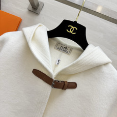 Hermès²⁶连帽短款羊毛大衣|黑白两色 极简连帽短款双面羊毛 利落短版型 上身优化身材比例 领口经典皮扣搭袢设计 复 Hermès²⁶连帽短款羊毛大衣|黑白两色 极简连帽短款双面羊毛 利落短版型 上身优化身材比例 领口经典皮扣搭袢设计 复