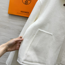 Hermès²⁶连帽短款羊毛大衣|黑白两色 极简连帽短款双面羊毛 利落短版型 上身优化身材比例 领口经典皮扣搭袢设计 复 Hermès²⁶连帽短款羊毛大衣|黑白两色 极简连帽短款双面羊毛 利落短版型 上身优化身材比例 领口经典皮扣搭袢设计 复
