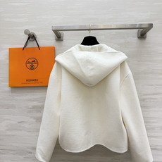 Hermès²⁶连帽短款羊毛大衣|黑白两色 极简连帽短款双面羊毛 利落短版型 上身优化身材比例 领口经典皮扣搭袢设计 复 Hermès²⁶连帽短款羊毛大衣|黑白两色 极简连帽短款双面羊毛 利落短版型 上身优化身材比例 领口经典皮扣搭袢设计 复