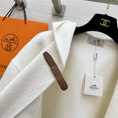 Hermès²⁶连帽短款羊毛大衣|黑白两色 极简连帽短款双面羊毛 利落短版型 上身优化身材比例 领口经典皮扣搭袢设计 复 Hermès²⁶连帽短款羊毛大衣|黑白两色 极简连帽短款双面羊毛 利落短版型 上身优化身材比例 领口经典皮扣搭袢设计 复