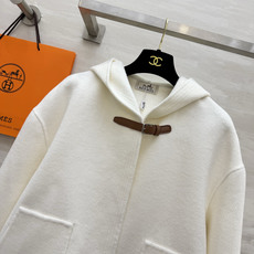 Hermès²⁶连帽短款羊毛大衣|黑白两色 极简连帽短款双面羊毛 利落短版型 上身优化身材比例 领口经典皮扣搭袢设计 复 Hermès²⁶连帽短款羊毛大衣|黑白两色 极简连帽短款双面羊毛 利落短版型 上身优化身材比例 领口经典皮扣搭袢设计 复