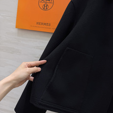 Hermès²⁶连帽短款羊毛大衣|黑白两色 极简连帽短款双面羊毛 利落短版型 上身优化身材比例 领口经典皮扣搭袢设计 复 Hermès²⁶连帽短款羊毛大衣|黑白两色 极简连帽短款双面羊毛 利落短版型 上身优化身材比例 领口经典皮扣搭袢设计 复