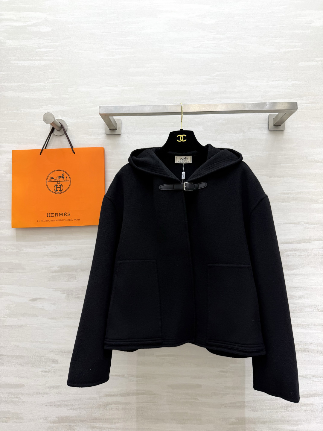 NO:951398,Hermès hooded short wool coat｜Black and white Minimalist hooded short double-sided wool. Clean and short fit. The upper body is optimized for body proportions. The neckline is designed with classic leather buckles and tabs. Retro and low-key. No need for cumbersome buttons!  The large pockets are both practical and decorative. The double-line hemming process on the hem is full of details!  Loose shoulder sleeves, tolerant of all body shapes, no need to choose inner wear. Off-white is gentle and clean, black is calm and elegant. Both colors are very attractive. Suitable for commuting and daily travel, casual and advanced, relaxed and rich family style, high-quality customization. Available in stock first size S/M/L (S size shoulder width 52, bust 110, length 54), Hermès-clothing, hermes, hermes, hats,19860909Hermès连帽短款羊毛大衣｜黑白两色 极简连帽短款双面羊毛 利落短版型 上身优化身材比例 领口经典皮扣搭袢设计 复古低调 不用繁琐纽扣！大口袋实用兼顾装饰 衣摆双线包边工艺 细节拉满！宽松落肩袖 包容各种身形 不挑内搭 米白温柔干净,黑色沉稳大气 两色都很耐看.通勤、日常出行都适配,随性高级的松弛富家感高品质定制 现货首发sizeS/M/L（s码肩宽52,胸围110,衣长54）,爱马仕-服装,hermes,hermes,hats,,Women's clothing
