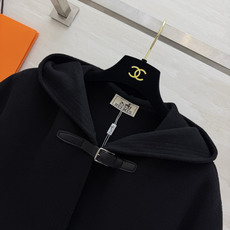 Hermès²⁶连帽短款羊毛大衣|黑白两色 极简连帽短款双面羊毛 利落短版型 上身优化身材比例 领口经典皮扣搭袢设计 复 Hermès²⁶连帽短款羊毛大衣|黑白两色 极简连帽短款双面羊毛 利落短版型 上身优化身材比例 领口经典皮扣搭袢设计 复