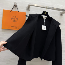 Hermès²⁶连帽短款羊毛大衣|黑白两色 极简连帽短款双面羊毛 利落短版型 上身优化身材比例 领口经典皮扣搭袢设计 复 Hermès²⁶连帽短款羊毛大衣|黑白两色 极简连帽短款双面羊毛 利落短版型 上身优化身材比例 领口经典皮扣搭袢设计 复