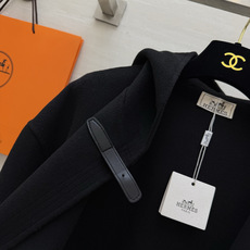 Hermès²⁶连帽短款羊毛大衣|黑白两色 极简连帽短款双面羊毛 利落短版型 上身优化身材比例 领口经典皮扣搭袢设计 复 Hermès²⁶连帽短款羊毛大衣|黑白两色 极简连帽短款双面羊毛 利落短版型 上身优化身材比例 领口经典皮扣搭袢设计 复