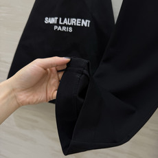 YSL²⁶黑金系列七分微喇西裤🖤极简高级的纯黑纯色 利落通勤刚需版型 高腰剪裁精准收拢腰腹赘肉 悄悄拉高身材腰线 口袋侧 YSL²⁶黑金系列七分微喇西裤🖤极简高级的纯黑纯色 利落通勤刚需版型 高腰剪裁精准收拢腰腹赘肉 悄悄拉高身材腰线 口袋侧