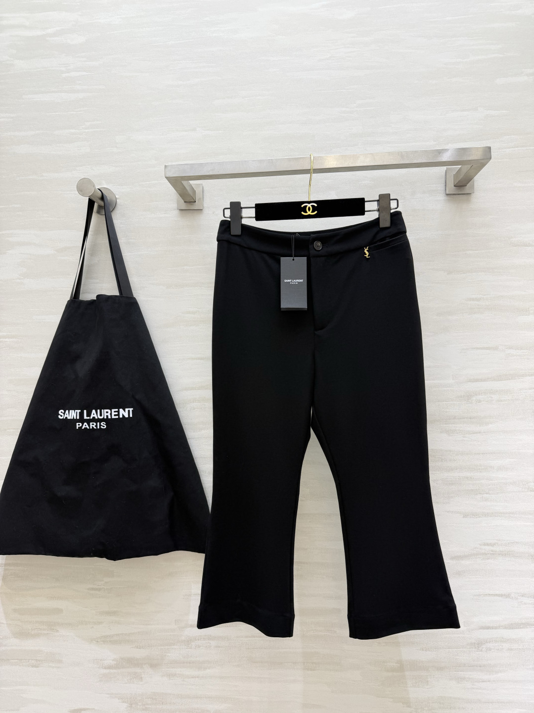 NO:951423,YSL black gold series three-quarter boot-cut trousers are minimalist and advanced pure black solid color. Neat and ideal fit for commuting. High-waisted tailoring accurately gathers the fat around the waist and abdomen, quietly elevating the body waistline. Small golden logo on the side of the pocket. Low-key and not exaggerated. Exquisite logo hides the brand texture. Three-quarter boot-cut trouser design just exposes slender ankles. Optimizes calf lines. Makes slimming and straight legs. High-elastic drape anti-wrinkle fabric. Soft and not tight!  It is neat and capable for daily commuting and workplace wear. It can be matched with shirts, suits and knitted tops. Versatile and durable trousers. High-quality customization. Available in stock first size S/M/L (S size waist 66, hip 80, trousers length 74), saint laurent-clothing, saint laurent, saint laurent, shirts, business suit,19860909YSL黑金系列七分微喇西裤极简高级的纯黑纯色 利落通勤刚需版型 高腰剪裁精准收拢腰腹赘肉 悄悄拉高身材腰线 口袋侧边金色logo小标 低调不浮夸 精致标识暗藏品牌质感 七分微喇裤脚设计 刚好露出纤细脚踝 优化小腿线条 显瘦显腿直 高弹垂顺抗皱面料 柔软不紧绷！日常通勤、职场穿搭都利落干练,搭配衬衫、西装、针织上衣全能适配 百搭耐穿的神裤单品 高品质定制 现货首发sizeS/M/L（s码腰围66,臀围80,裤长74）,圣罗兰-服装,saint laurent,saint laurent,shirts,business suit,,Women's clothing