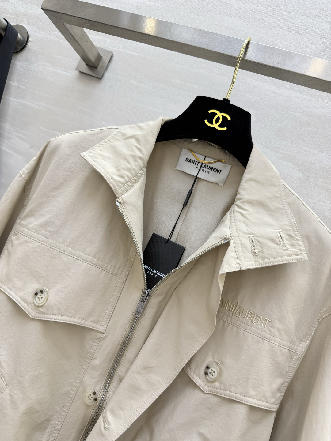 ▫️YSL²⁶浅米刺绣工装立领夹克 纯色温柔米白 胸口精致刺绣logo 多口袋工装设计 实用性拉满 下摆松紧收口 宽松落