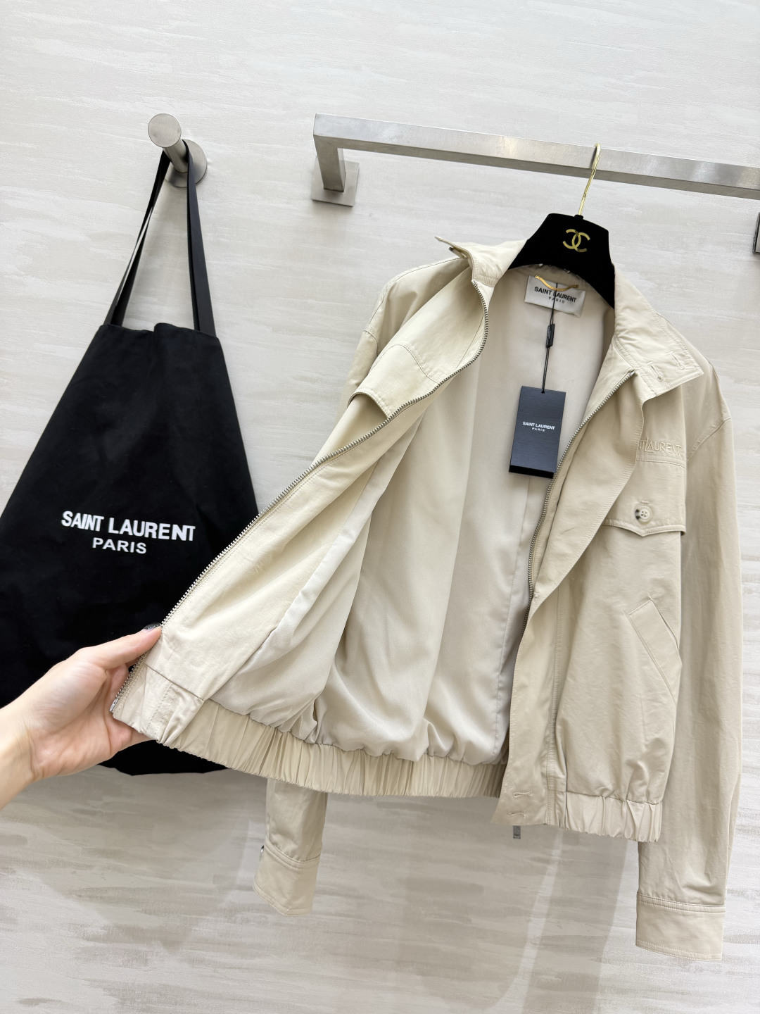 ▫️YSL²⁶浅米刺绣工装立领夹克 纯色温柔米白 胸口精致刺绣logo 多口袋工装设计 实用性拉满 下摆松紧收口 宽松落