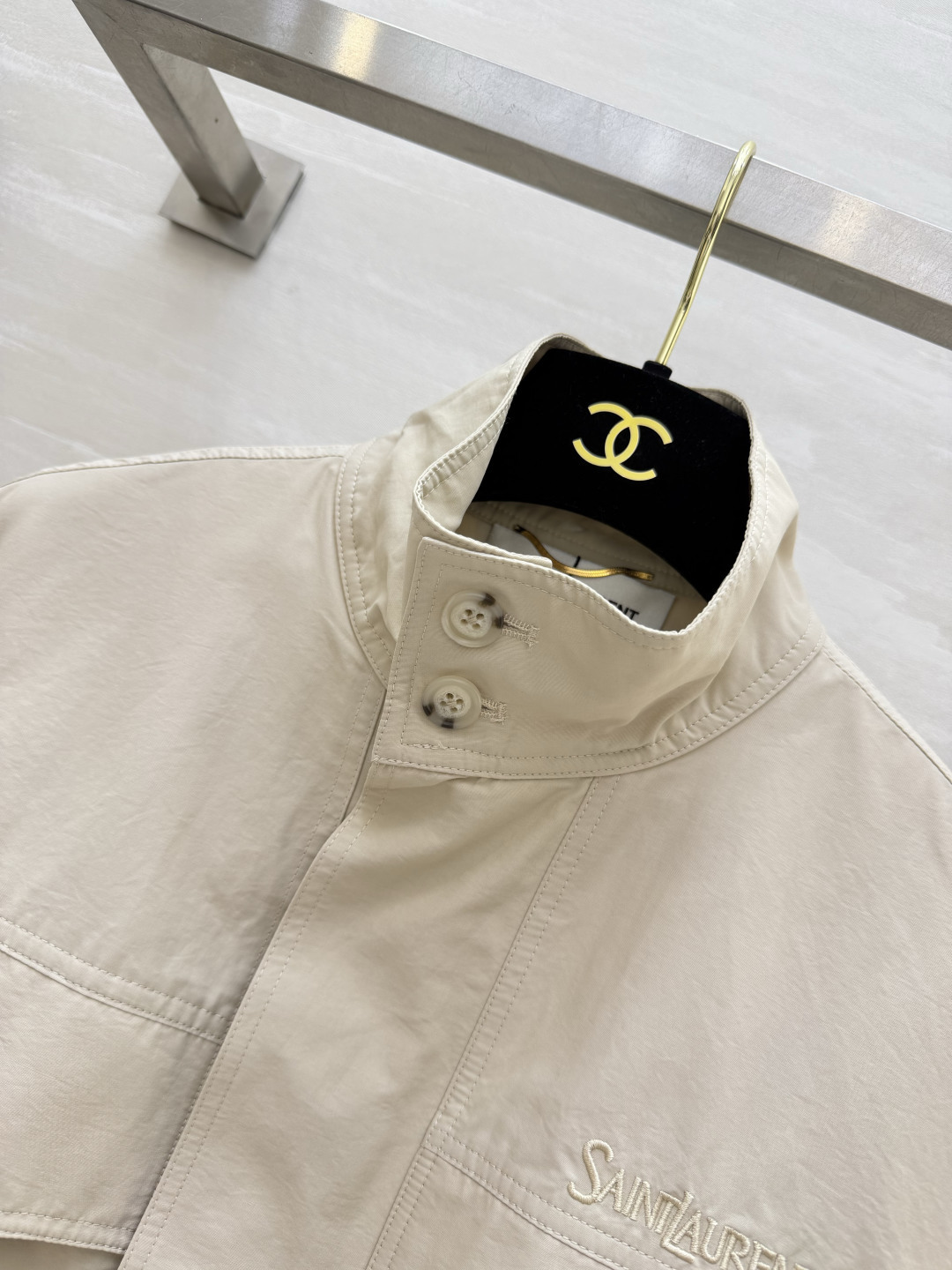 ▫️YSL²⁶浅米刺绣工装立领夹克 纯色温柔米白 胸口精致刺绣logo 多口袋工装设计 实用性拉满 下摆松紧收口 宽松落