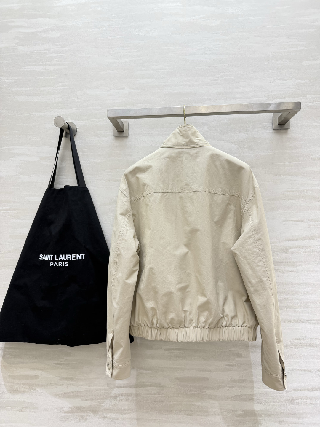 ▫️YSL²⁶浅米刺绣工装立领夹克 纯色温柔米白 胸口精致刺绣logo 多口袋工装设计 实用性拉满 下摆松紧收口 宽松落