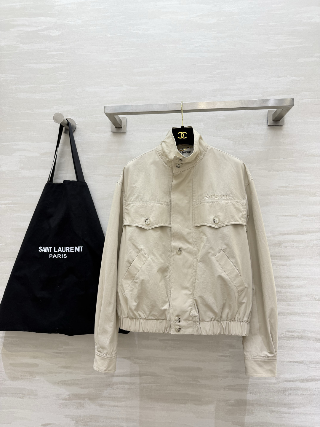 NO:951329,YSL light rice embroidered workwear stand-collar jacket. Solid color and gentle off-white. Exquisitely embroidered logo on the chest. Multi-pocket workwear design. Practical and full. Elasticized hem. Loose shoulder design. Breathable anti-wrinkle fabric. High-quality customization. Available in stock.19860909YSL浅米刺绣工装立领夹克 纯色温柔米白 胸口精致刺绣logo 多口袋工装设计 实用性拉满 下摆松紧收口 宽松落肩版型 透气抗皱面料 高品质定制 现货首发sizeS/M/L（s码肩宽46,胸围100,衣长55）,圣罗兰-服装,saint laurent,saint laurent,jackets & coats,,Women's clothing