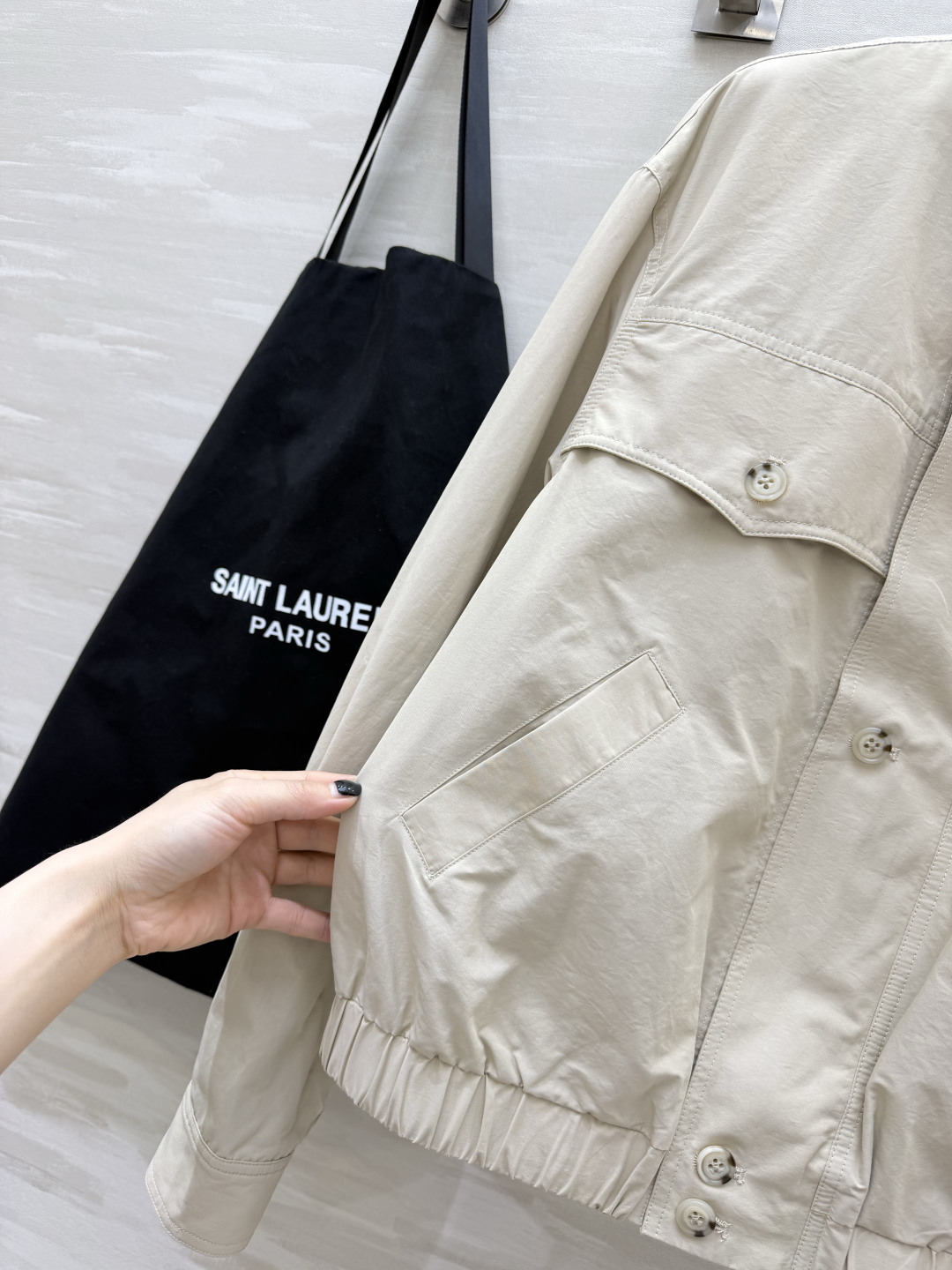 ▫️YSL²⁶浅米刺绣工装立领夹克 纯色温柔米白 胸口精致刺绣logo 多口袋工装设计 实用性拉满 下摆松紧收口 宽松落
