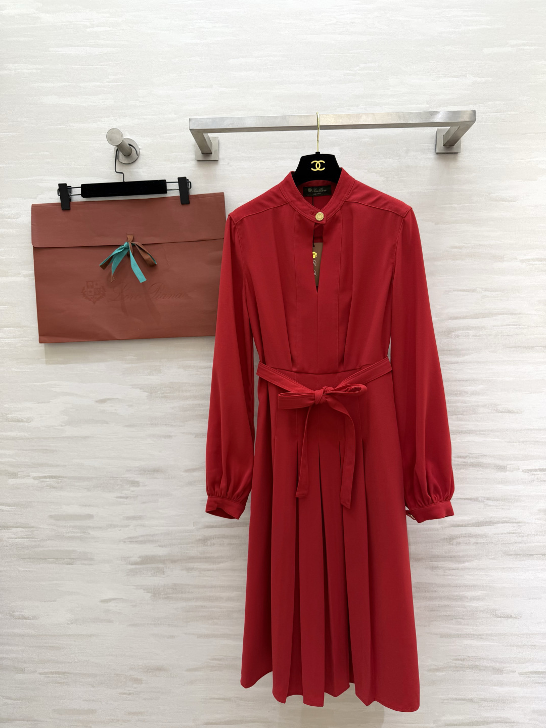 NO:951353,Loro Pian genuine red stand-up collar pleated pleated dress. High-end matte draping fabric. Rich genuine red color that whitens and lifts the mood. Simple small stand-up collar. Half placket gold buckle design. Exquisite and low-key. Lantern long sleeves gently hide arm fat. Smooth and neat tailoring. Wide belt of the same fabric can be freely tied with a bow. Accurate waistline to outline the waistline. Thin accordion pleats at the hem. Brings an elegant atmosphere when walking. Just the right length. Suitable for commuting, wedding banquets, holiday parties, and dates!  Dignified and gentle!  The upper body has an elegant and intellectual temperament. Classic red will never go out of style. High-quality customization. Available in stock first size S/M/L (S size shoulder width 38, bust 90, skirt length 105), women's clothing, loro piana, skirts,19860909Loro Pian正红立领系带百褶连衣裙 高级哑光垂顺面料 浓郁正红色显白提气色 简约小立领 半开襟金扣设计 精致低调不张扬 灯笼长袖温柔藏住手臂赘肉 剪裁流畅利落 同面料宽腰带可自由系蝴蝶结 精准收腰勾勒腰线 下摆细密风琴百褶 走动自带飘逸氛围感 长度恰到好处 通勤、婚宴、节日聚会、约会都适配！端庄大气又温柔！上身自带优雅知性气质 经典红色永不过时 高品质定制 现货首发sizeS/M/L（s码肩宽38,胸围90,裙长105）,女装,loro piana,skirts,,Women's clothing