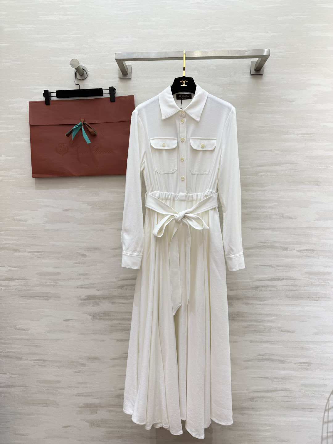 NO:951375,Loro Pian dress with shirt collar and waist, available in red and white, soft and silky linen fabric, delicate and skin-friendly, classic lapel shirt style, double patch pocket design on the chest, neat and elegant single row of buttons, elastic waist with wide belt of the same fabric, free to tie a bow!  The pleated long skirt has a large hem and a great sense of drape. It brings an elegant atmosphere when walking. The pure off-white is gentle and intellectual. The retro red is white and atmospheric. You can switch between the two styles at will!  Suitable for daily commuting, date travel, holiday parties, and light banquets!  High-quality customization, available in stock first size S/M/L (S size shoulder width 38, bust 84, skirt length 122), women's clothing, loro piana, skirts, shirts,19860909Loro Pian衬衫领收腰连衣裙 红白双色可选 软糯垂顺亚麻面料 触感细腻亲肤 经典翻领衬衫版型 胸前双贴袋设计 单排纽扣利落大气 腰部松紧搭配同面料宽腰带 自由系蝴蝶结！大摆百褶长裙摆 垂坠感绝佳 走路自带飘逸氛围感 纯净米白温柔知性 复古正红显白大气 两种风格随心切换！日常通勤、约会出行、节日聚会、轻宴会全部适配！高品质定制 现货首发sizeS/M/L（s码肩宽38,胸围84,裙长122）,女装,loro piana,skirts,shirts,,Women's clothing