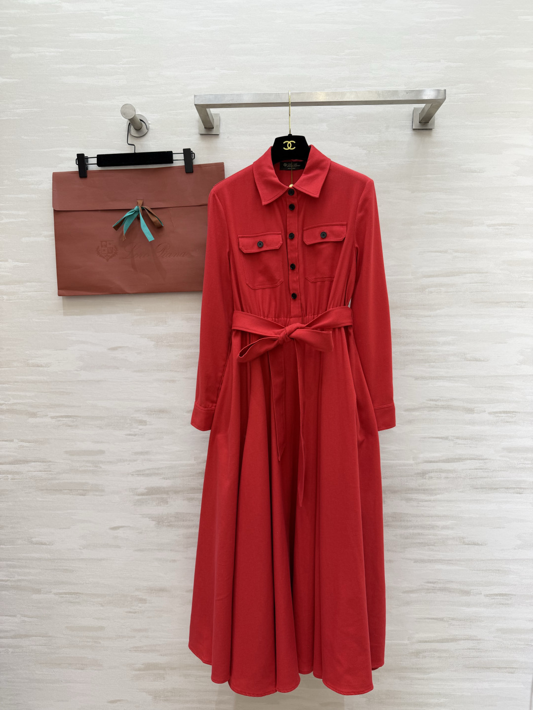 NO:951396,Loro Pian dress with shirt collar and waist, available in red and white, soft and silky linen fabric, delicate and skin-friendly, classic lapel shirt style, double patch pocket design on the chest, neat and elegant single row of buttons, elastic waist with wide belt of the same fabric, free to tie a bow!  The pleated long skirt has a large hem and a great sense of drape. It brings an elegant atmosphere when walking. The pure off-white is gentle and intellectual. The retro red is white and atmospheric. You can switch between the two styles at will!  Suitable for daily commuting, date travel, holiday parties, and light banquets!  High-quality customization, available in stock first size S/M/L (S size shoulder width 38, bust 84, skirt length 122), women's clothing, loro piana, skirts, shirts,19860909Loro Pian衬衫领收腰连衣裙 红白双色可选 软糯垂顺亚麻面料 触感细腻亲肤 经典翻领衬衫版型 胸前双贴袋设计 单排纽扣利落大气 腰部松紧搭配同面料宽腰带 自由系蝴蝶结！大摆百褶长裙摆 垂坠感绝佳 走路自带飘逸氛围感 纯净米白温柔知性 复古正红显白大气 两种风格随心切换！日常通勤、约会出行、节日聚会、轻宴会全部适配！高品质定制 现货首发sizeS/M/L（s码肩宽38,胸围84,裙长122）,女装,loro piana,skirts,shirts,,Women's clothing