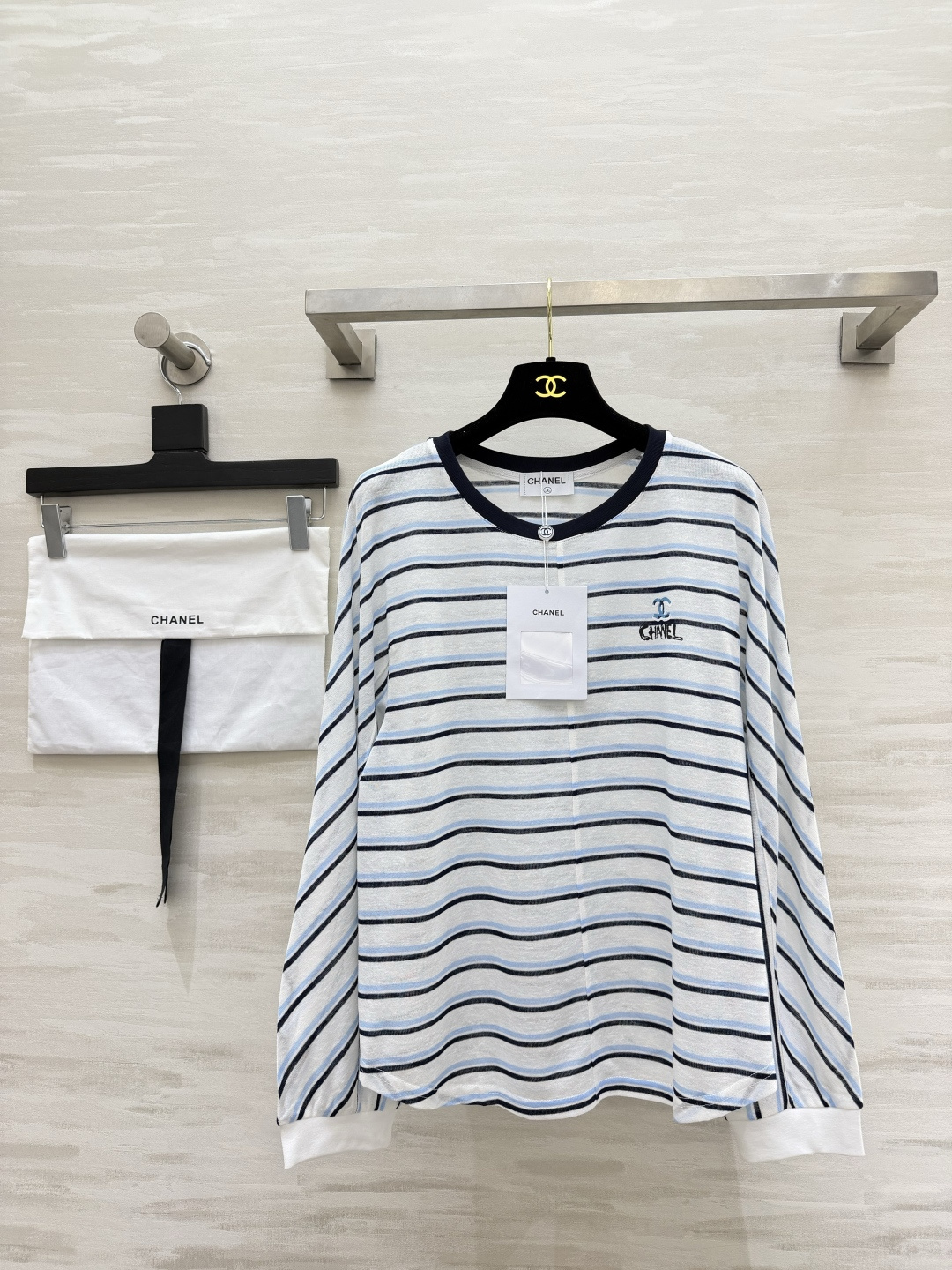 NO:951420,Chane's popular striped long-sleeved sunscreen T-shirt is available in two colors｜Grey pink/blue and white. Lightweight and breathable fabric. Slightly permeable texture and super atmospheric. Loose off-shoulder version. Slim and not attractive. Full of exquisite logo details. Summer air-conditioning shirt and early autumn inner layer. Multi-purpose. Daily wear is effortless. Both of them look good when you close your eyes!  High-quality customization, available in stock first size 36/38/40 (36 size bust 110, length 63), Chanel-clothing, chanel, chanel,19860909Chane爆款条纹长袖防晒T 两色现货｜灰粉 / 蓝白 轻薄透气面料 微透质感超有氛围感 宽松落肩版型 显瘦不挑人 精致logo细节拉满 夏日空调衫、早秋内搭一件多用 日常穿搭不费力 闭眼入两款都好看！高品质定制 现货首发size36/38/40（36码胸围110,衣长63）,香奈儿-服装,chanel,chanel,,Women's clothing