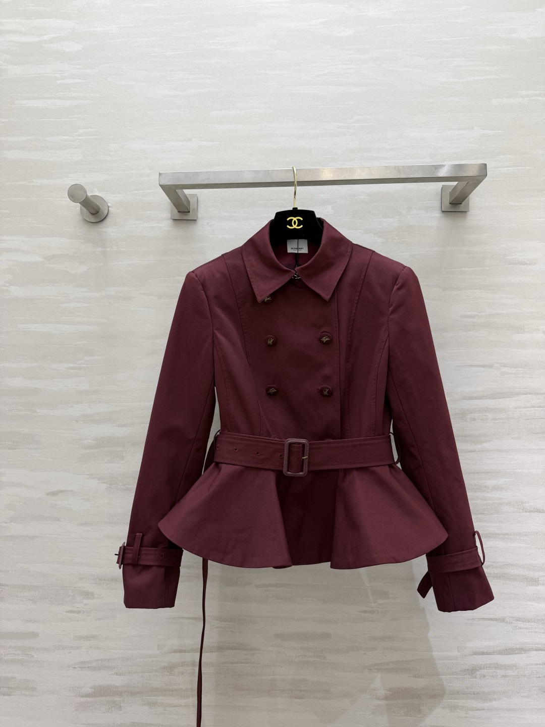 NO:951345,Burberr early autumn short waist-cinching windbreaker, available in two colors｜khaki/burgundy, waist-cinching fishtail cut, say goodbye to the bloated look of the windbreaker, the belt tightens the waist, is friendly to small people, has exquisite double-row hardware, and has perfect workmanship details.  The burgundy atmosphere feels like a god!  High-quality customization, available in stock first size S/M/L (S size shoulder width 38, bust 86, length 55), Burberry-clothing, burberry,19860909Burberr早秋短款收腰风衣 两色现货｜卡其 / 酒红 收腰鱼尾剪裁 告别风衣臃肿感 腰带束出小蛮腰 小个子友好 精致双排五金 做工细节到位 挺括面料不易皱 穿搭氛围感拉满 经典卡其不出错！酒红色氛围感封神！高品质定制 现货首发sizeS/M/L（s码肩宽38,胸围86,衣长55）,博柏利-服装,burberry,,Women's clothing