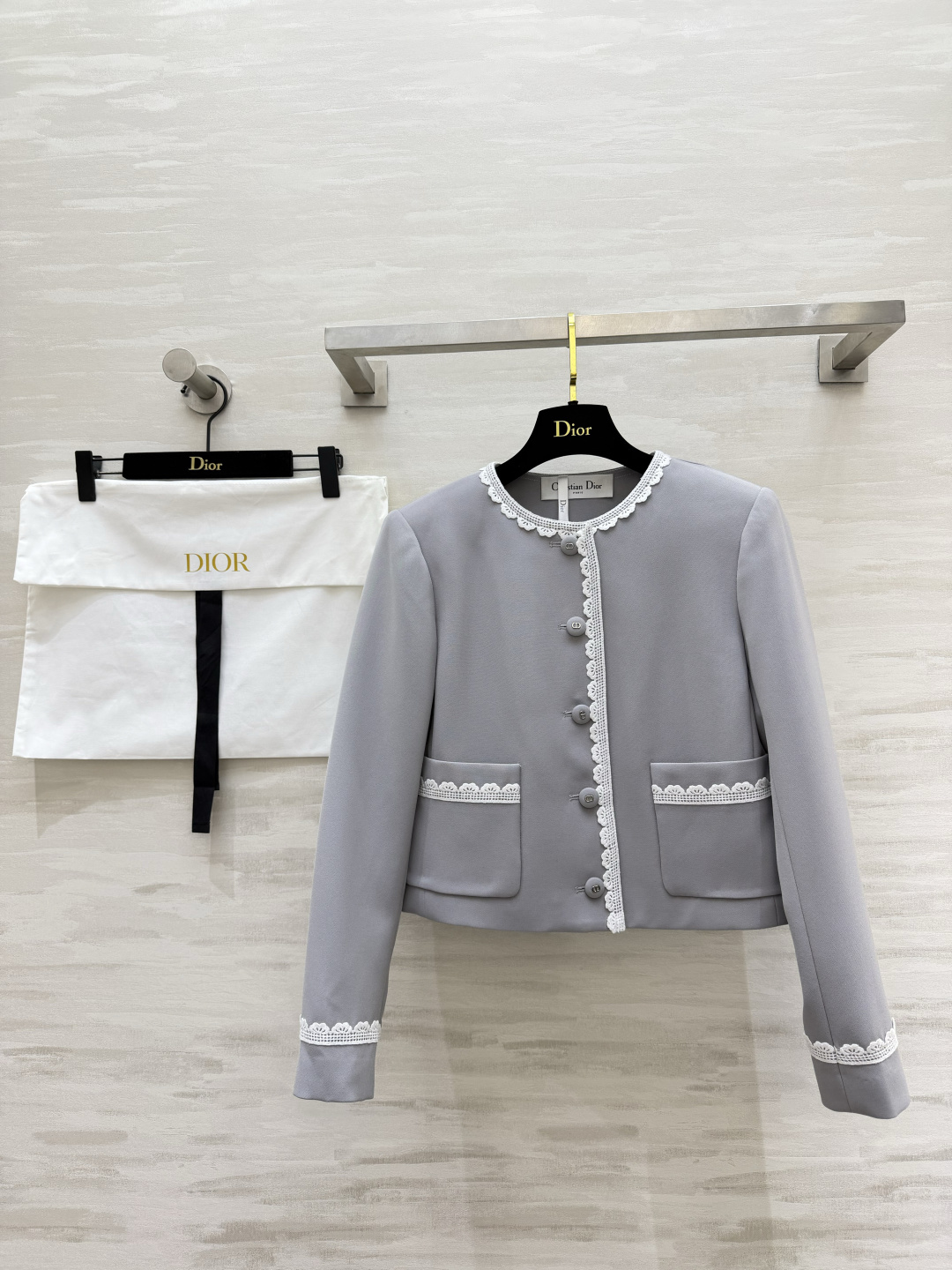 NO:951368,Dio early autumn lace short jacket, high-end matte light gray | gentle and elegant, exquisite lace binding, full of details, short version, proportional, good fabric drape, neat upper body and slimming, looks good when worn alone or layered with a dress!  The light, mature and gentle style is a must-have!  High-quality customization, available in stock first size S/M/L (S size shoulder width 37, bust 92, length 46), Dior-clothing, dior, dior, skirts, jackets & coats,19860909Dio早秋蕾丝花边短款外套 高级雾面浅灰色｜温柔又显贵 精致蕾丝包边 细节感直接拉满 短款版型显比例 面料垂感很好 上身利落显瘦 日常单穿、内搭连衣裙都好看！轻熟温柔风必入款！高品质定制 现货首发sizeS/M/L（s码肩宽37,胸围92,衣长46）,迪奥-服装,dior,dior,skirts,jackets & coats,,Women's clothing