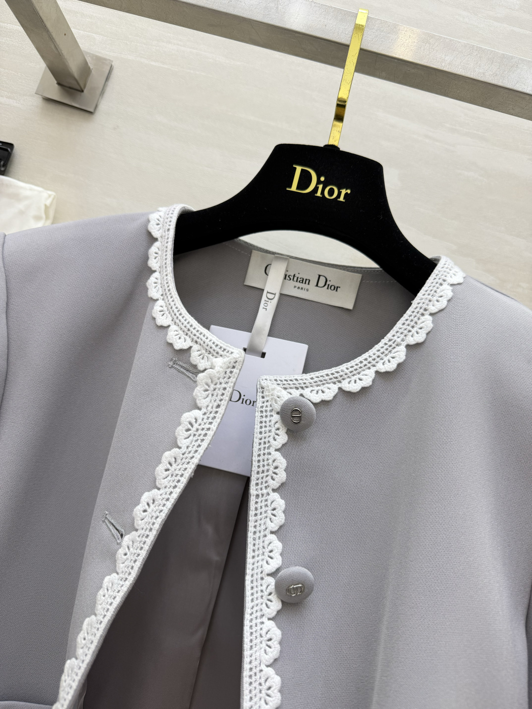 Dio♡²⁶早秋蕾丝花边短款外套 高级雾面浅灰色｜温柔又显贵 精致蕾丝包边 细节感直接拉满 短款版型显比例 面料垂感很好