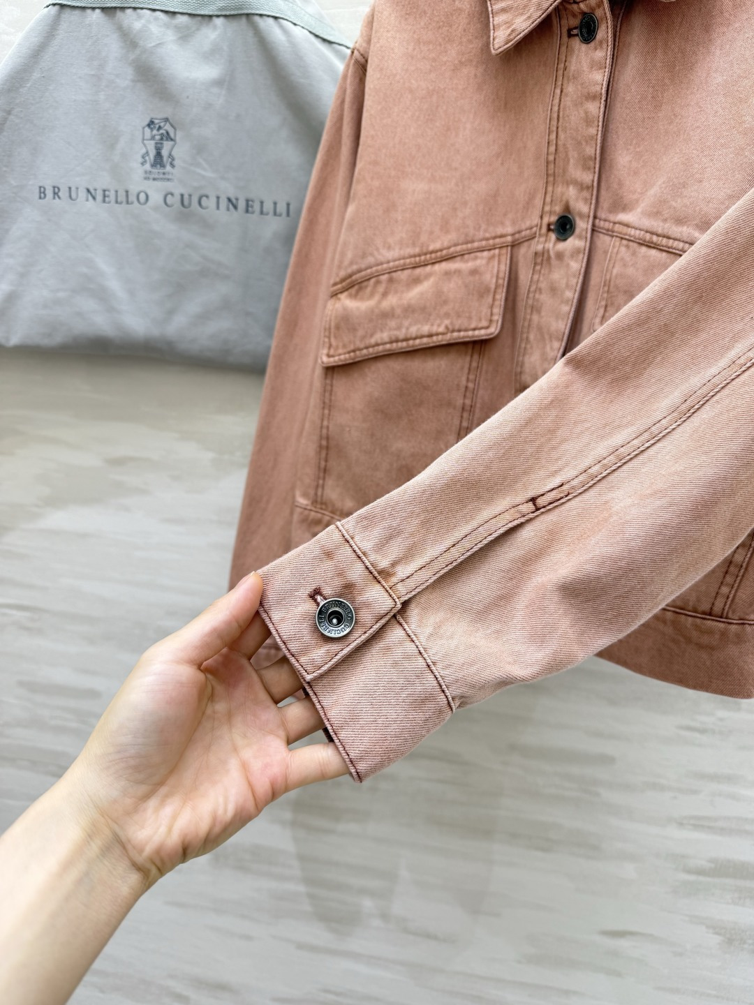 Brunello Cucinell♡²⁶水洗牛仔外套🍂复古温柔调调 打破牛仔沉闷感 做旧水洗工艺 色调柔和高级翻领大贴袋