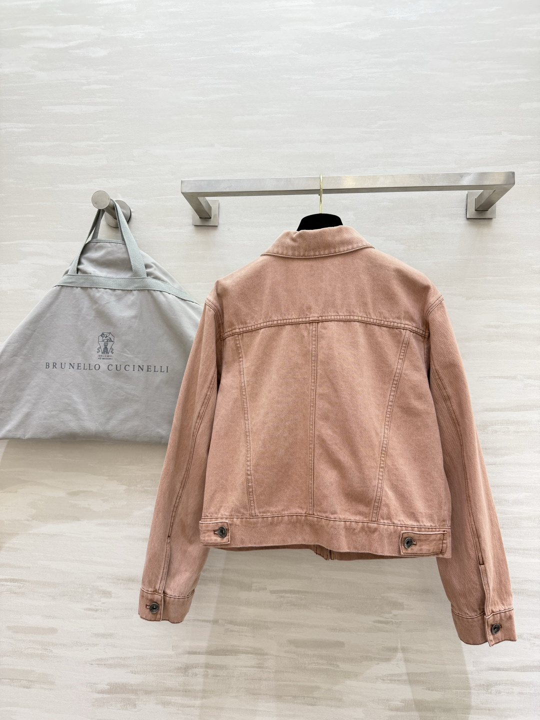 Brunello Cucinell♡²⁶水洗牛仔外套🍂复古温柔调调 打破牛仔沉闷感 做旧水洗工艺 色调柔和高级翻领大贴袋