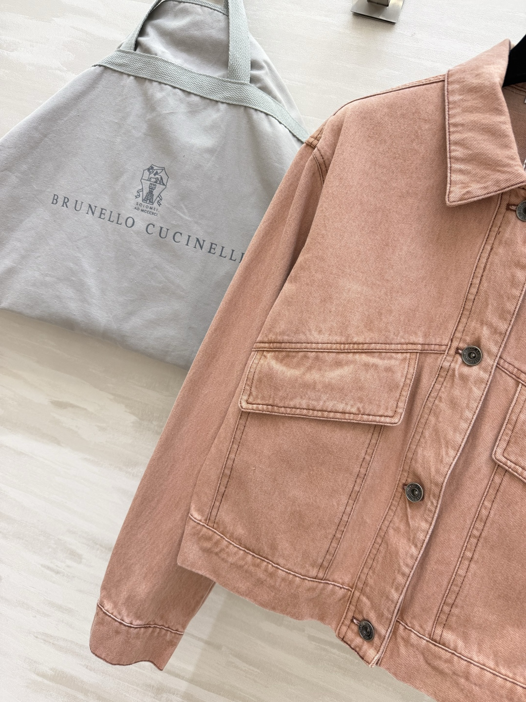 Brunello Cucinell♡²⁶水洗牛仔外套🍂复古温柔调调 打破牛仔沉闷感 做旧水洗工艺 色调柔和高级翻领大贴袋