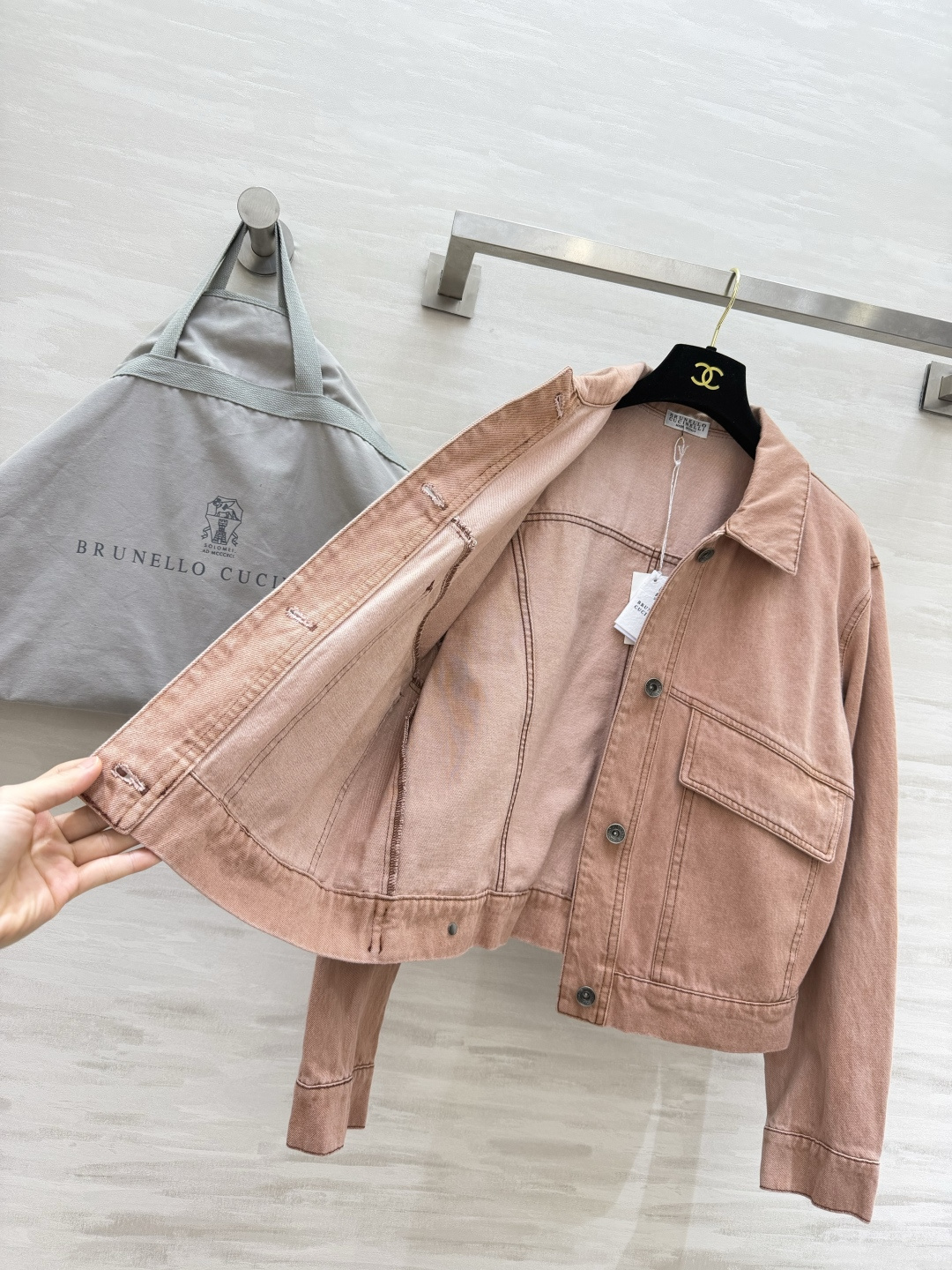 Brunello Cucinell♡²⁶水洗牛仔外套🍂复古温柔调调 打破牛仔沉闷感 做旧水洗工艺 色调柔和高级翻领大贴袋