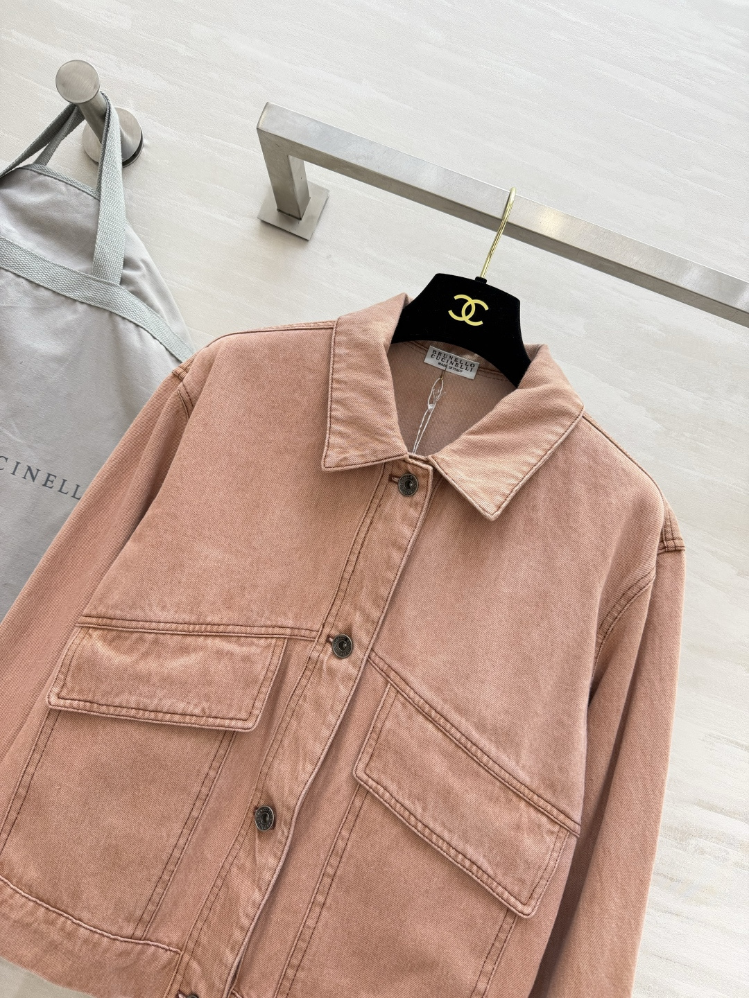 Brunello Cucinell♡²⁶水洗牛仔外套🍂复古温柔调调 打破牛仔沉闷感 做旧水洗工艺 色调柔和高级翻领大贴袋