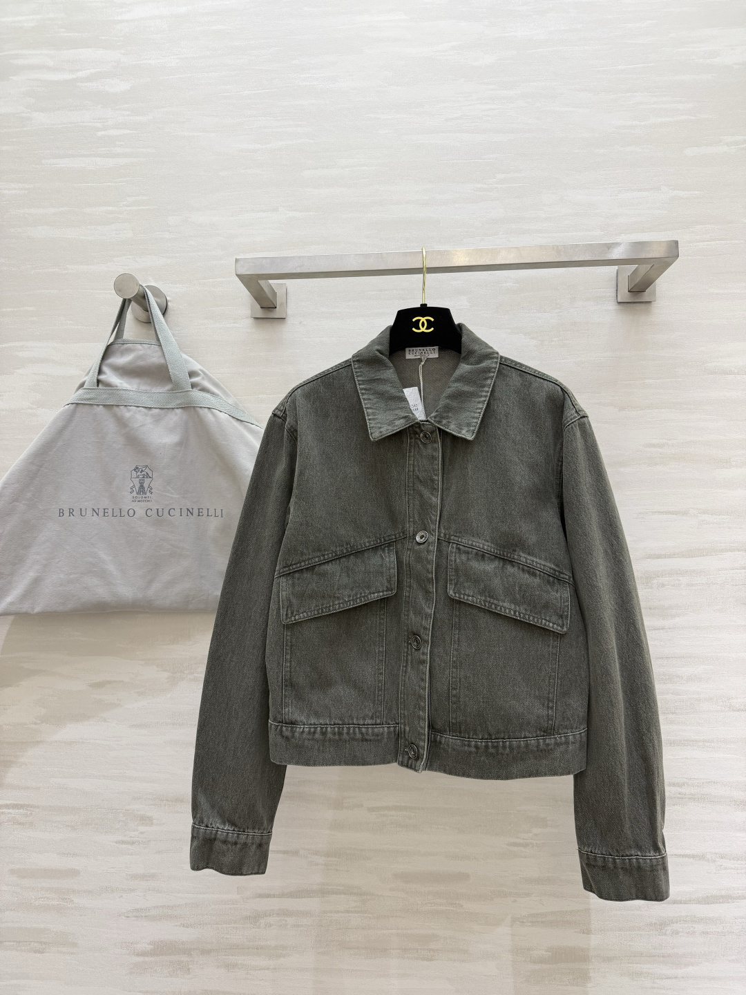 NO:951442,Brunello Cucinell washed denim jacket has a retro and gentle tone to break the dullness of denim. Distressed washed craftsmanship. Soft tones, high-grade lapels and large patch pocket workwear design. Casual and casual. Short length. Raised waistline to show proportion. Loose off-shoulder version. Not picky about body shape. Thick fabric texture. A must-have item for early autumn. Perfect for daily wear with T-shirts and dresses!  Casual and relaxed, with a lazy atmosphere. High-quality customization. Available in stock first size S/M/L (S size shoulder width 45, bust 94, length 51), women's clothing, brunello cucinelli, skirts, jackets & coats, tees, t-shirt,19860909Brunello Cucinell水洗牛仔外套复古温柔调调 打破牛仔沉闷感 做旧水洗工艺 色调柔和高级翻领大贴袋工装设计 休闲随性 短款衣长 拉高腰线显比例 宽松落肩版型 不挑身形 面料质感厚实 早秋刚需单品 日常内搭T恤、连衣裙都出彩！随性松弛 自带慵懒氛围感 高品质定制 现货首发sizeS/M/L（s码肩宽45,胸围94,衣长51）,女装,brunello cucinelli,skirts,jackets & coats,tees，t-shirt,,Women's clothing