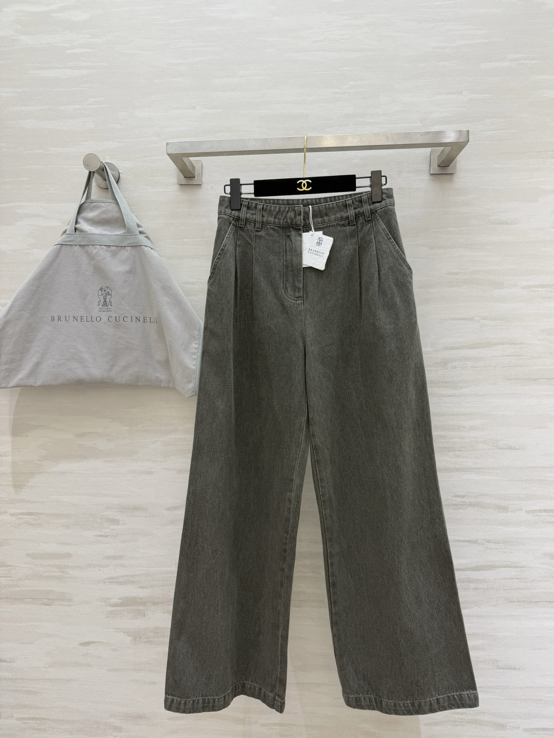 NO:951462,The set of Brunello Cucinell washed wide-leg jeans and the same series of denim jackets fills the atmosphere. Soft distressed tones are retro and gentle. The high-waisted pleated design optimizes the waist and abdomen line. The loose wide-leg pants hide the flesh and modify the leg shape. It is friendly to all leg types. The washed denim fabric is soft and not stiff. The drape is online. It has its own aura when walking. Wear it alone and casual. Pair it with the same jacket to complete the upper body. It is directly out of the circle for autumn wear!  High-quality customization, available in stock first size S/M/L (S size waist 66, hip 100, pants length 103), women's clothing, brunello cucinelli, jeans, jackets & coats,19860909Brunello Cucinell水洗阔腿牛仔裤和同系列牛仔外套成套氛围感拉满 柔和做旧色调复古又温柔 高腰打褶设计优化腰腹线条 宽松阔腿裤型藏肉一绝 修饰腿型 对各种腿型都很友好 水洗牛仔面料软糯不僵硬 垂感在线 走路自带气场单穿随性 搭配同款外套整套上身 秋日穿搭直接出圈！高品质定制 现货首发sizeS/M/L（s码腰围66,臀围100,裤长103）,女装,brunello cucinelli,jeans,jackets & coats,,Women's clothing