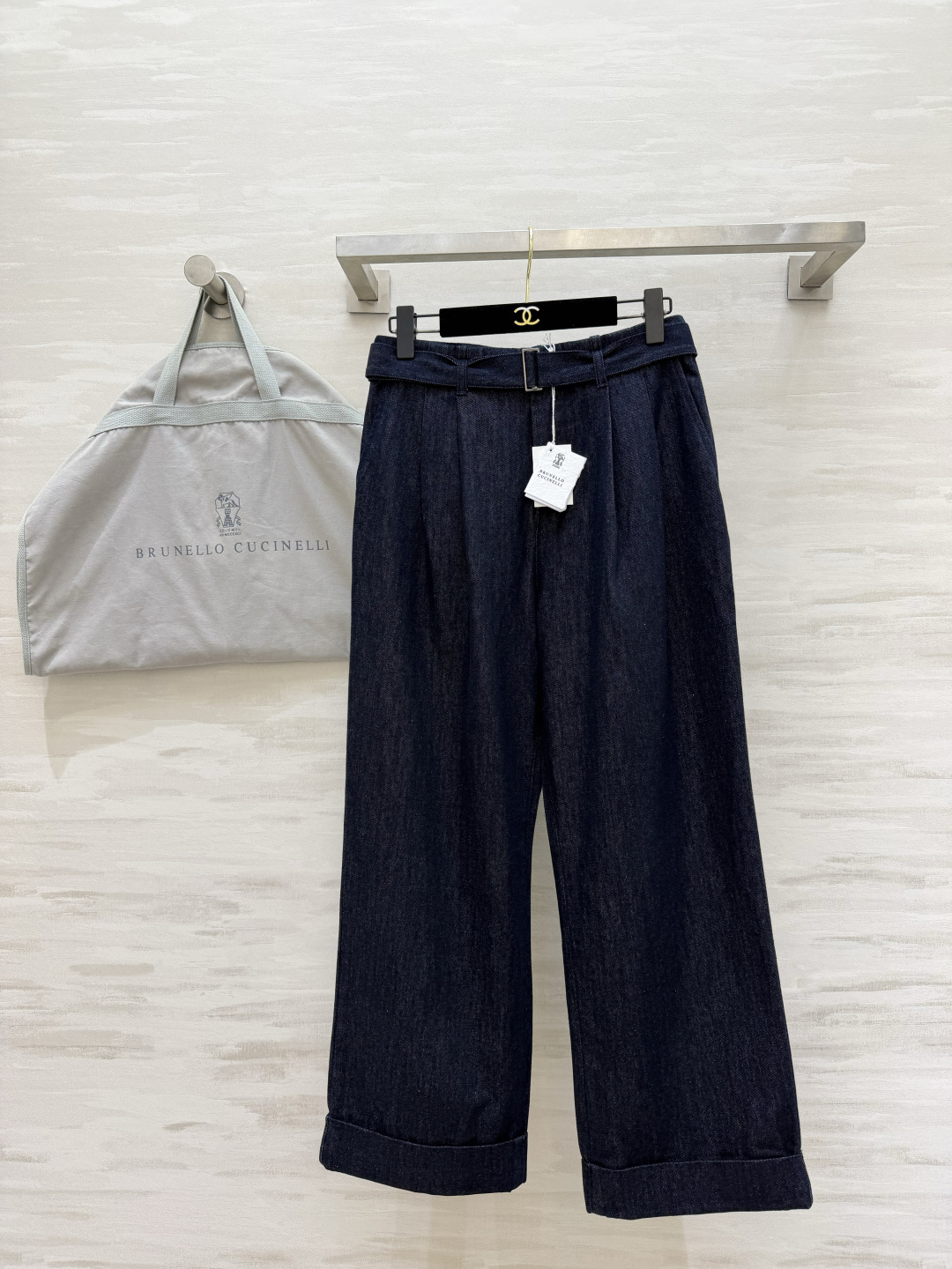NO:951504,Brunello Cucinell original dark blue belted wide-leg jeans come with the original belt, which directly fills the atmosphere. High-waisted pleated tailoring, raising the waistline to optimize the proportion. Cuffed trouser legs design, full of retro accents. Original-color denim fabric, high-end and durable color. Wide-leg loose trousers, not picky. Walking has a relaxed aura. It is suitable for matching with shirts, knits, and short jackets!  Low-key and calm colors make you look elegant in your daily commute!  High-quality customization, available in stock first size S/M/L (S size waist 68, hip 102, pants length 98), women's clothing, brunello cucinelli, jeans, jackets & coats, shirts,19860909Brunello Cucinell原色深蓝腰带阔腿牛仔裤 自带原配腰带 氛围感直接拉满 高腰打褶剪裁 拉高腰线优化比例 裤脚翻边设计 复古腔调十足 原色丹宁面料 色泽高级耐看 阔腿宽松裤型 不挑腿型 行走自带松弛气场 搭配衬衫、针织、短外套都很适配！低调沉稳色系 通勤日常都显贵！高品质定制 现货首发sizeS/M/L（s码腰围68,臀围102,裤长98）,女装,brunello cucinelli,jeans,jackets & coats,shirts,,Women's clothing