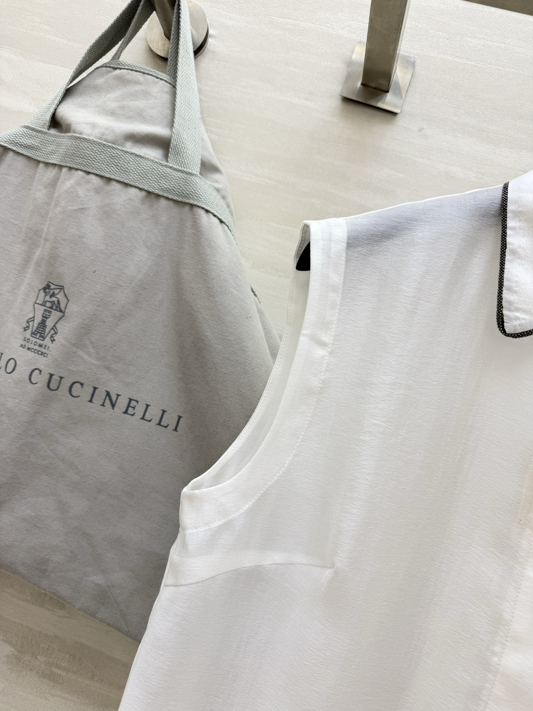Brunello Cucinell♡²⁶珠链包边无袖衬衣➕氛围感披肩🤎一件两穿玩法 穿搭自由度拉满 无袖衬衫精致细珠链提
