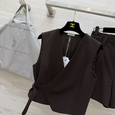 Brunello Cucinell♡²⁶V领马甲短裤两件套|双色上新🤎深灰|巧克力棕 两色可选 围裹式V领马甲 侧边绑带 Brunello Cucinell♡²⁶V领马甲短裤两件套|双色上新🤎深灰|巧克力棕 两色可选 围裹式V领马甲 侧边绑带