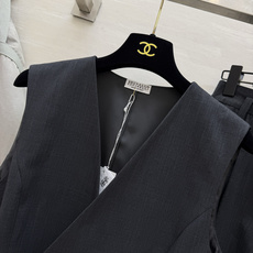 Brunello Cucinell♡²⁶V领马甲短裤两件套|双色上新🤎深灰|巧克力棕 两色可选 围裹式V领马甲 侧边绑带 Brunello Cucinell♡²⁶V领马甲短裤两件套|双色上新🤎深灰|巧克力棕 两色可选 围裹式V领马甲 侧边绑带